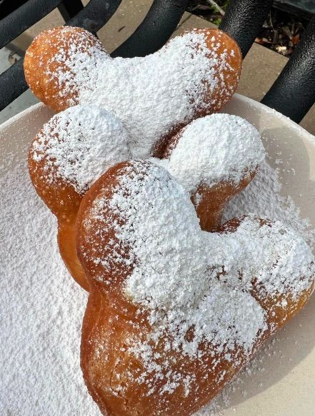 Disney Beignets, Disneyland Desserts, Disneyland Snacks, Disney Parque, Disney Desserts, Disneyland Food, Disney Treats, Disney World Food, Disney Snacks