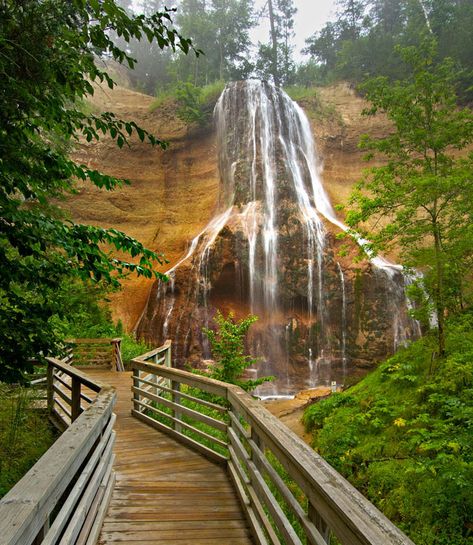 Smith Falls State Park is home to Nebraska’s tallest waterfall, towering nearly 70 feet above a rocky stream feeding into the Niobrara. Discover more of Nebraska's Sandhills. Valentine Nebraska, North Platte Nebraska, Travel Nebraska, Nebraska Sandhills, Western Nebraska, Midwest Road Trip, Midwest Travel, Omaha Nebraska, Cornhole Boards