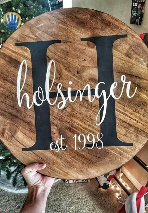 Cricut Signs, Sticker Machine, Door Signs Diy, Initial Sign, Wooden Door Signs, Round Wood Sign, Diy Wood Signs, Last Name Signs, Cricut Craft Room