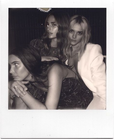 Alex Moore on Instagram: “NYFW NIGHTS 📸👽🥀” Party Pictures With Friends, Talita Von Furstenberg, Friendship Pictures, Missing My Friend, Friends Ideas, Ny Life, Pictures With Friends, Mysterious Girl, Party Pictures