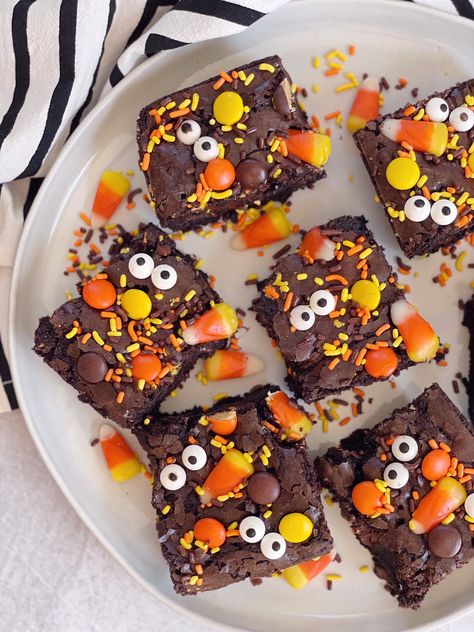 Easy Halloween Brownies. - DomestikatedLife Spooky Bakery, Spooky Brownies, Decorated Brownies, Halloween Potluck, Halloween Deserts, Halloween Brownies, Postres Halloween, Recetas Halloween, Sweet Bakes