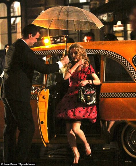 Park Avenue princess: AnnaSophia kept covered from the rain as she left a New York taxi  Sip With Socialites  http://sipwithsocialites.com/ Plaza Princess, Old Bangers, New York Photo Ideas, New York Socialites, Park Avenue Princess, New York Taxi, Charlotte York, Annasophia Robb, Trip To New York