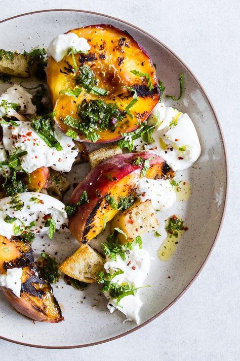 Burrata Salad Recipe, Peach Burrata Salad, Peach Burrata, Grilled Peach Salad, Light Summer Meals, Grilled Salad, Burrata Salad, Peach Salad, Barefoot Contessa