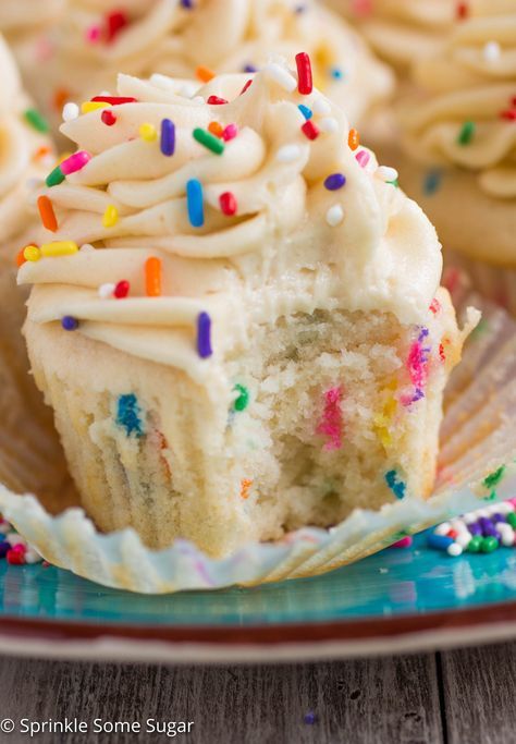 Funfetti Cupcakes with Cake Batter Frosting - My favorite basic fluffy vanilla cupcakes chock full of sprinkles and topped with a creamy cake batter frosting! Vegan Funfetti Cupcakes, Fluffy Recipe, Vegan Cupcake Recipes, Cupcakes Funfetti, Funfetti Cupcakes, Vegan Cupcakes, Desserts Vegan, Delectable Desserts, Wedding Dessert