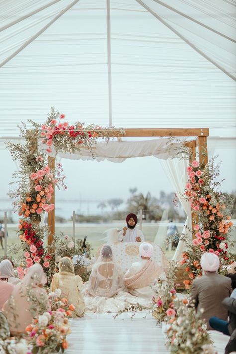 Outdoor Anand Karaj Decor, Pastel Pink Indian Wedding, Punjabi Outdoor Wedding, Punjabi Wedding Ceremony, Indian Wedding Abroad, Indian Farm Wedding, Indian Mandap Decor Outdoor, Indian Wedding Altar, Indian And American Wedding