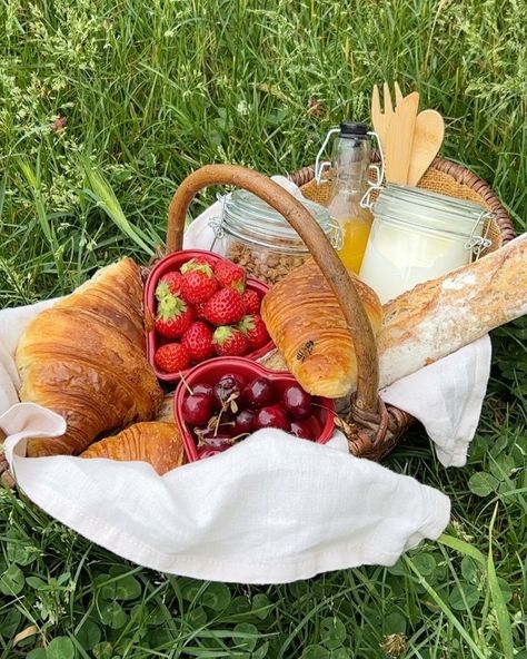 Breakfast Picnic, Breakfast Basket, Romantic Breakfast, Picnic Decorations, Instagram Breakfast, Perfect Picnic, Cottage Core Aesthetic, Forest Trees, Picnic Foods