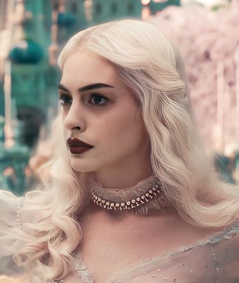 White Witch Alice In Wonderland, White Queen Makeup, White Queen Aesthetic, White Queen Alice In Wonderland, Red Queen Alice In Wonderland, Bridgerton Brunch, White Queen Costume, Queen Icon, Alice In Wonderland Fanart