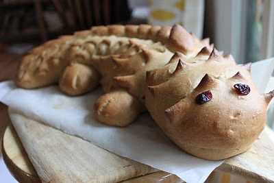 I declare this dragon bread to be unbelievably awesome. The detail! And looks so re-create-able from the step-by-step photos. Find the how-tos HERE at Show Tell Share. {spotted on One Pretty Thing} Thorny Dragon, Dragon Bread, Bread Craft, Waldorf Festivals, Waldorf Learning, Medieval Feast, Shaped Bread, Monster Food, Craft Recipes