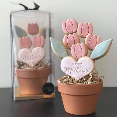 392 Likes, 13 Comments - 🍬Find Kids Event Vendors (@lifeslittlecelebrations) on Instagram: “Mother’s Day gifts and celebrating ideas are on our 🌷blog🌷 now - link in BIO☝🏼 SO many fab ideas…” Tulip Cookies, Painted Sugar Cookies, Mothers Cookies, Valentine Cookies Decorated, Biscuit Decoration, Elegant Food, Cookie Bouquet, Sugar Cookie Designs, Luxury Chocolate