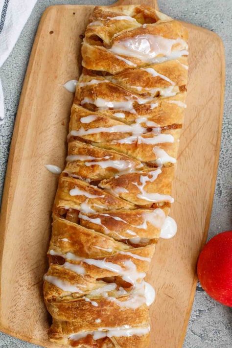 This apply puff pastry braid makes the perfect fall dessert. Apple Pie In Puff Pastry, Apple Strudel With Phyllo Dough, Vegan Apple Puff Pastry Recipes, Cheesecake Apple Pie Puff Pastry Braid, Apple Filled Puff Pastry, Fall Puff Pastry Desserts, Apple Puffed Pastry Recipes, Apple Puff Pastry Braid, Puffed Pastry Apple Desserts