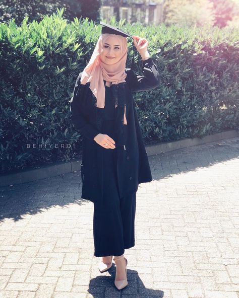 B A C H E L O R O F A R T S 🎓 Convocation Dress Graduation, Convocation Dress, Muslim Graduation, Graduation Outfit Ideas University, Outfit Ideas Hijab, Graduation Outfit Ideas, Fall Fashion Skirts, Hijab Caps, Graduation Style