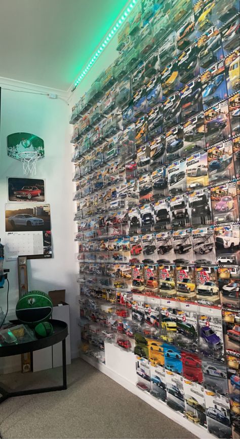 How To Display Hot Wheels, Bedroom Ideas For Car Guys, Hot Wheels Car Display, Hotwheels Rooms, Hot Wheels Set Up, Car Themed Room Aesthetic, Hotwheels Decorations Ideas, Hot Wheel Collection Wall, Car Bedroom Aesthetic