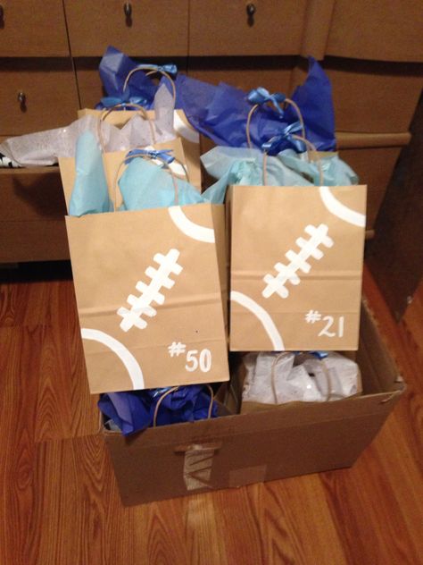 Football Senior Night Gift Bags! Gifts For Senior Night Football, Senior Night Gift Bag Ideas, Football Game Day Gifts For Players, Football Treat Bags Ideas, Football Game Basket Ideas, Football After Game Snacks, Homecoming Goodie Bag Ideas, Football Player Goodie Bag Ideas, Senior Football Gifts Goodie Bags