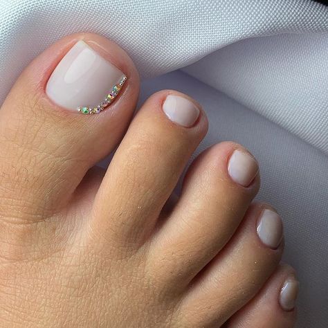 Bruna Ferreira Nail Designer (@nailbrunaferreira) | Instagram profile Nails Foot Design, Bride Toes Nails, Bridal Toe Nails, Toes Nails Designs, Nail Designs Toenails, Wedding Toe Nails, Wedding Toes, Toe Nail Design, White Solid Color