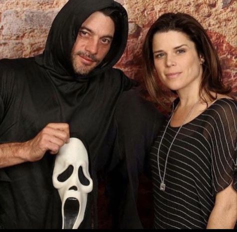 Neve Campbell Scream, Scream 3, Skeet Ulrich, Neve Campbell, Scream Movie, Cute Pastel Wallpaper, Michael Myers, Scary Movies, Pretty Men