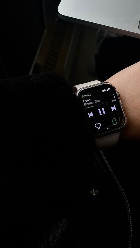 Smart Watch Aesthetic Black, Apple Watch 8 Starlight, Starlight Apple Watch Aesthetic, Apple Watch Aesthetic Black, Black Apple Watch Aesthetic, Smart Watch Aesthetic, Apple Watch Starlight, Smartwatch Aesthetic, Apple Watch Music