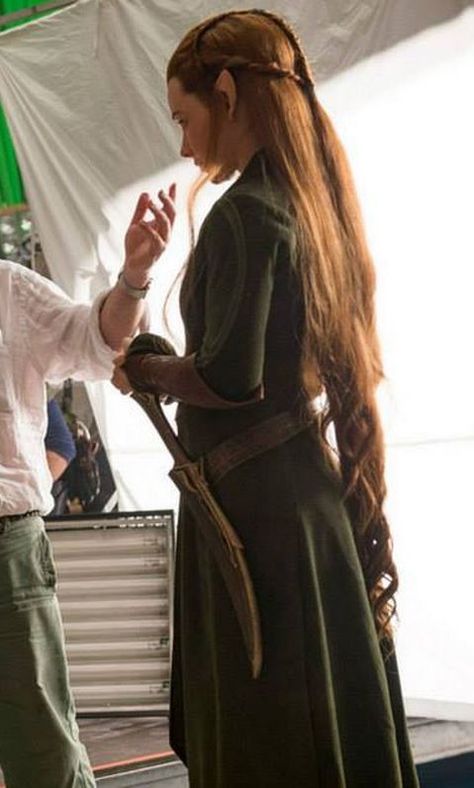 Her hair is SO long! Call me crazy but I want to grow out my hair this long. (P.S. I HATE HER!!!) Arwen Hair, Middle Earth Elves, The Desolation Of Smaug, Lotr Costume, Desolation Of Smaug, Tauriel, Elf Costume, Hairstyle Tutorial, Legolas