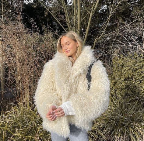 White Fluffy Jacket Outfit, Fur Outfits Women, White Fur Outfit, White Fur Coat Outfit, Fluffy Jacket Outfit, Faux Fur Coats Outfit, Fur Coat Outfit, Winter Coat Outfits, White Fur Coat