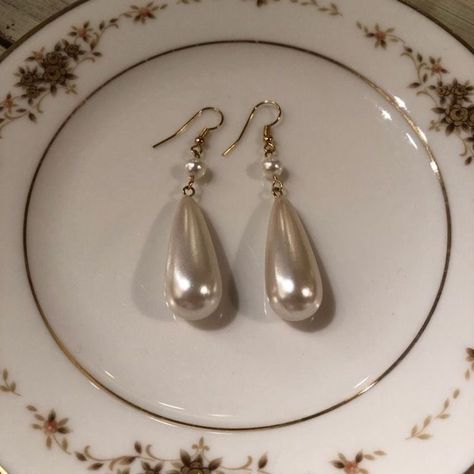 Vintage Earrings Aesthetic, Pearl Earrings Aesthetic, 50s Jewelry, Vintage Pearl Earrings, قلادات متدلية, Ear Piercing Jewelry, Jewelry To Buy, Dope Jewelry, Classy Jewelry