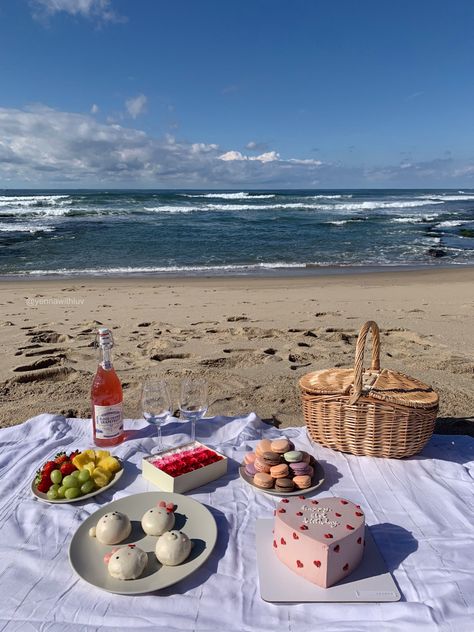 picnic setup 
korean lunchbox cake
minimalist cake
macaron Picnic Cakes Aesthetic, Birthday Picnic In The Beach, Picnic Setup Ideas, Picnic Aesthetic On The Beach, Birthday Picnic At Beach, Picnic Birthday Cake, Birthday Beach Picnic, Beach Picnic Aesthetic, Birthday Beach Picnic Aesthetic