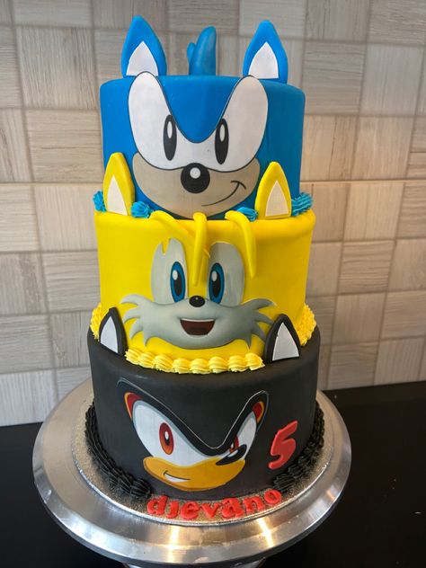 Shadow Cake Sonic, Sonic Cakes For Boys, Tails And Shadow, Shadow Cake, Sonic Cakes, Sonic Birthday Cake, Sonic Cake, Sonic Tails, Sonic Shadow