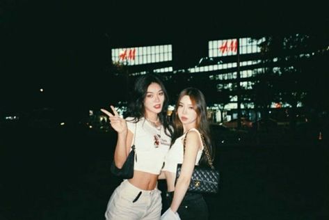 Korean Friends, 사진 촬영 포즈, Bff Photoshoot, Best Friends Aesthetic, Best Friend Photos, Friend Poses, Ride Or Die, Friend Photoshoot, Photo Op