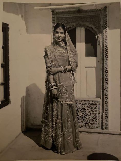 Indian Baddie, Indian Wedding Aesthetic, Rajasthani Bride, South Asian Aesthetic, Ancient Indian Art, Dreamy Photography, Peace Illustration, Desi Fashion Casual, Vintage India