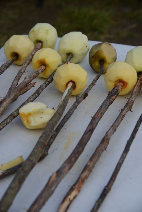 Spider Dogs Campfire, Forest School Cooking Ideas, Fall Camping Activities, Bonfire Food Ideas, Camping Meals Dinner, Campfire Food Ideas, Home Decorate Ideas, Forest School Ideas, Toffee Apples