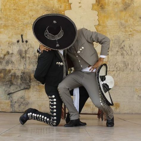 Mexican Men, Men Kissing, People Dancing, Human Poses Reference, Folk Dance, Human Poses, Mexican Culture, Jairzinho, Two Men