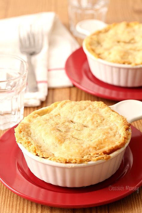 Chicken Pot Pie For Two In Ramekins - Homemade In The Kitchen Chicken Pot Pie For Two, Pot Pie For Two, Veggie Pot Pie, Chicken Recipes For Two, Homemade Chicken Pot Pie, Easy Chicken Pot Pie, Romantic Meals, Pot Pies Recipes, Biscuits Recipe