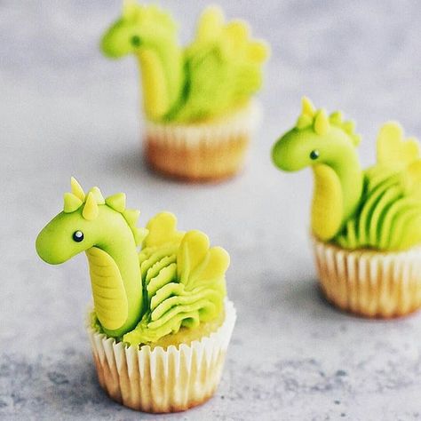 Completely adorable! #todayscupcake is by @samanthachiu Would you rather own a dragon or BE a dragon?   #cupcakes #dragons #dragon #instafood  #darlingmovement #thebakefeed #f52grams #onthetable #foodstagram #foodvsco #sweettooth #homebaking #cute #abmlifeiscolorful #abmlifeissweet #flashesofdelight #foodstyling #foodphotography #marthabakes  #buzzfeast #postitfortheaesthetic #dscolor #beautifulcuisines #flatlay #choosejoy #sweettoothforever Christmas Desserts For Kids, Chinese New Year Desserts, Dragon Cupcakes, Christmas Desserts Kids, Desserts For Kids, Favorite Christmas Desserts, Dragon Cakes, Cupcake Day, Delicious Christmas Desserts