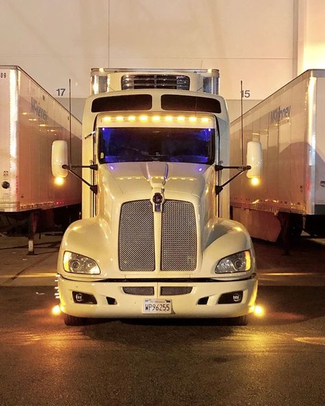 Show some pride in what you drive..Send me pics of your trucks 🚛 🚛#frontendfriday #w990 #t680 #kenworth#kenwortht680 #bigrig#semitrucks… Kenworth T680 Custom, Send Me Pics, Trucks For Sell, Kenworth T660, Kenworth T680, Truck Pics, Custom Lifted Trucks, Custom Big Rigs, Lifted Truck