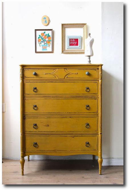 Lovely chest of drawers! Yellow Painted Furniture, Mustard Yellow Paints, Yellow Dresser, Yellow Furniture, Painted Furniture Colors, Painted Dresser, Country Furniture, Yellow Painting, Paint Furniture