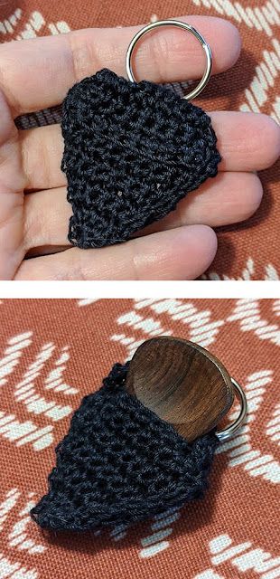 Crochet by Retrofresh: Minimalist Guitar Pick Keychain Pouch Crochet Guitar, Simple Keychain, Guitar Pick Keychain, Keychain Pouch, Keychain Crochet, Crochet Fabric, Diy Crafts To Do, Sewing Needle, Edge Stitch