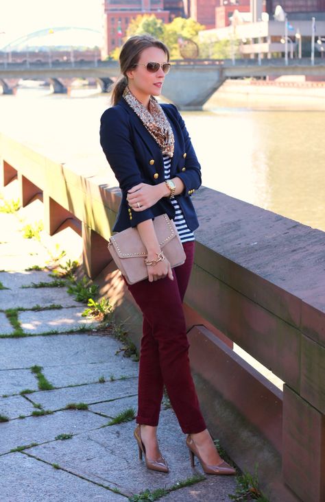 Maroon Pants, Burgundy Pants, Blazer Outfit, Elegante Casual, Outfit Trends, Red Pants, Work Attire, Work Fashion, Fall Winter Outfits