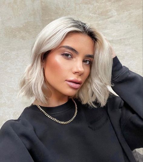 Platinum Blonde With Shadow Root Short, Platinum Bob With Shadow Root, Black Roots And Blonde Hair, Bleach Blonde Balayage Dark Roots, Dark Roots Platinum Hair, Platinum Hair Dark Roots, Short Blonde Hair Dark Roots, Blonde Bob With Dark Roots, Shadow Root Blonde