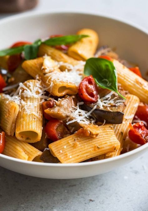 Ricetta Pasta con Melanzane e Pomodorini - Il Club delle Ricette Pasta With Aubergine, Eggplant Marinara, Sicilian Pasta, Sweet Potato Seasoning, Pasta Alla Norma, Classic Italian Dishes, Salad Sauce, Healthy Salad, Sauce Tomate