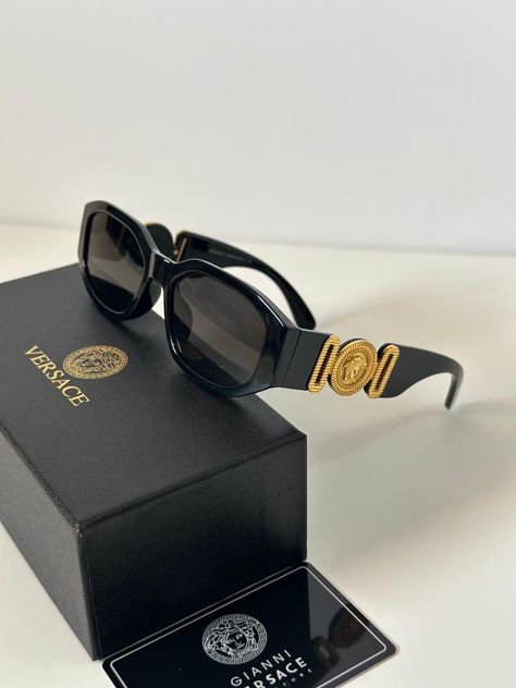 Pretty Sunglasses, Classy Glasses, Luxury Glasses, Glasses Inspiration, Versace Glasses, Trendy Glasses, نظارات شمسية, Versace Sunglasses, Shades Sunglasses