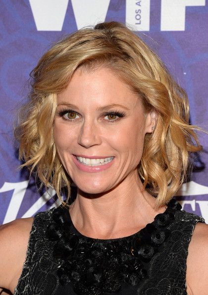 Julie Bowen Curled Out Bob Claire Dunphy Hair, Julie Bowen Haircut, Julie Bowen Hair, Claire Dunphy, Taryn Manning, Jane Levy, Hairstyles For Thick Hair, Patricia Arquette, Julie Bowen