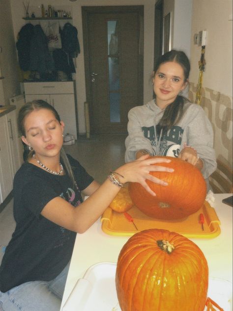 halloween, pumpkin, pumpkin carving, aesthetic, aesthetic pic inspo, fall, autumn, cozy, cosy, friends, scary, spooky, friends Pumpkin Carving Friends, Carve Pumpkins Aesthetic, Carving Aesthetic, Pumpkin Carving Aesthetic, Pumpkin Pumpkin Carving, Pumpkin Pumpkin, Aesthetic Aesthetic, Autumn Cozy, Halloween Pumpkin