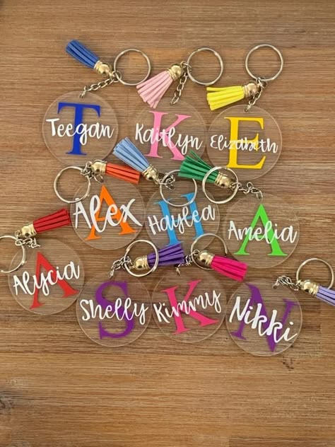 Diy Keychain Ideas Cricut, Key Chains With Cricut, Portachiavi Plexiglass Cricut, Cricut Verjaardag, Vinyl Keychain Ideas, Acrylic Keychains Diy Cricut, Cricut Keychains Diy Acrylic, Vynal Projects, Cricut Keychain Ideas