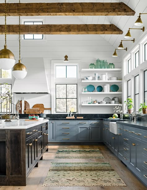 Find the Perfect Kitchen Color Scheme Kitchen Cabinet Color Schemes, Kitchen Colour Combination, Kitchen Colour, Painted Kitchen Cabinets Colors, Black Countertops, Blue Kitchen Cabinets, Kitchen Colour Schemes, Smitten Kitchen, Kitchen Paint Colors