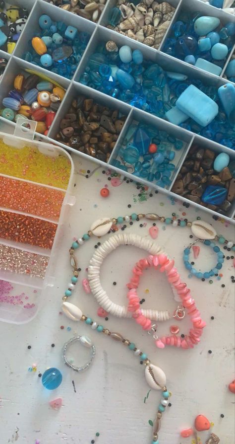 #diy #diyideas #craft #crafting #easycraftsforkids #aesthetic #jewelry #jewelrymakingsupplies #jewelrytrends #jewelrymakingtutorials #beads #beadsjewelry #friendshipbracelets #summeraesthetic #fashion #summer #summervibes #seashells #beach #beachy #trendy #fun easy diy jewelry | beads | summer crafts | friendship bracelets | taylor swift | beach | summer vibes | diy | easy crafts | bracelets | seashells | aesthetic | jewelry Summer Crafts Teens, Diy Summer Craft Ideas For Adults, Fun Summer Diy, Summer Crafts Ideas, Cheap Fun Summer Bracelets, Summer Craft Ideas For Teens, Crafty Girl Summer, Cute Summer Crafts, Aesthetic Summer Crafts