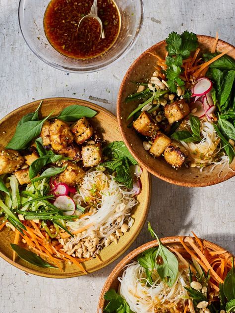 Melissa Hemsley Halloumi & Chickpea Salad Recipe | Easy Summer Salad Hemsley And Hemsley, Melissa Hemsley, Tofu Noodles, Vietnamese Style, Sesame Tofu, Fried Halloumi, Rainbow Salad, Vegan Fish, Bbq Ideas