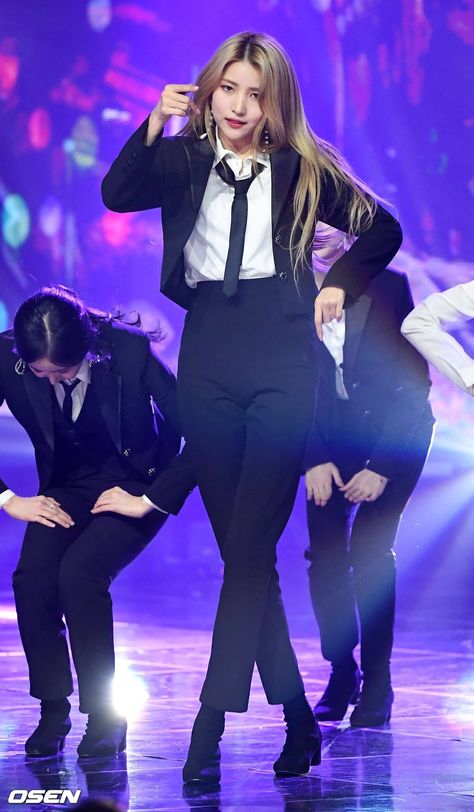 190130 Gfriend on  MBC Show Champion Kpop Women In Suits, Tomboy Suit, Necktie Outfits For Women, Kpop Poses, Necktie Outfit, Sowon Gfriend, Women Necktie, Woman In Suit