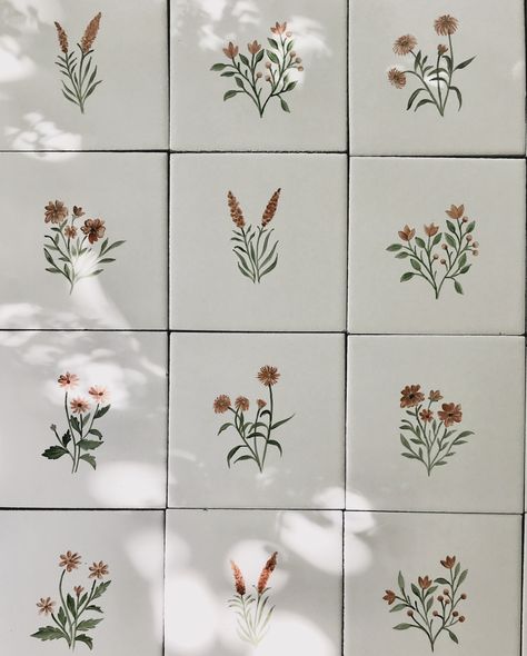 🌸6 of our favourite floral tile projects! Swipe to see them all and tell me your favourite :) It’s no surprise that floral designs are what we paint the most on our custom kitchen tiles - there’s an old-world, vintage charm to handpainted floral tiles, and whenever I picture a kitchen with pretty floral tiles, I imagine a warm, cosy home where memories are made over lovingly cooked food! Here are some of my favourite floral tile projects - ranging from monochromatic browns and blues to paste... Kitchen Tiles Aesthetic, Tile In Kitchen Wall, Vintage Backsplash Kitchen Tile, Ceramic Flower Tiles, Different Tiles On Floor, Cottagecore Tile, Patterned Kitchen Tiles Backsplash Ideas, Floral Tiles Kitchen, Vintage Tile Patterns