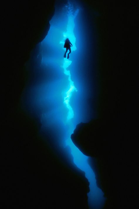 Explore these majestic diving locations across the world using TripHobo Trip Planner. http://www.deepbluediving.org/dive-computer-history/ Underwater Caves, Wow Photo, Fauna Marina, Sea Diving, Deep Sea Diving, Under The Water, Cave Diving, Underwater Photos, Water Blue