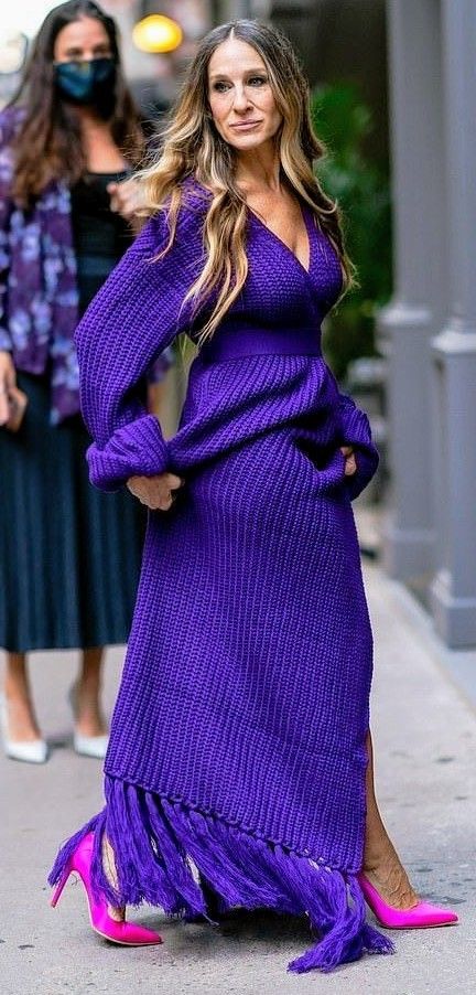 Purple Shoes Outfit, Pink Shoes Outfit, Purple Knit Dress, Hot Pink Shoes, Hot Pink Outfit, Carrie Bradshaw Outfits, Purple Outfits, Sarah Jessica, Satin Pumps