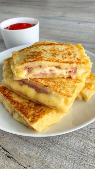 Ham Cheese Toastie, Toasties Ideas, Toastie Ideas, Toastie Recipes, Ham Mac And Cheese, Cheese Dippers, Ham And Cheese Toastie, Cheese Toast Recipe, Cheese Toasties