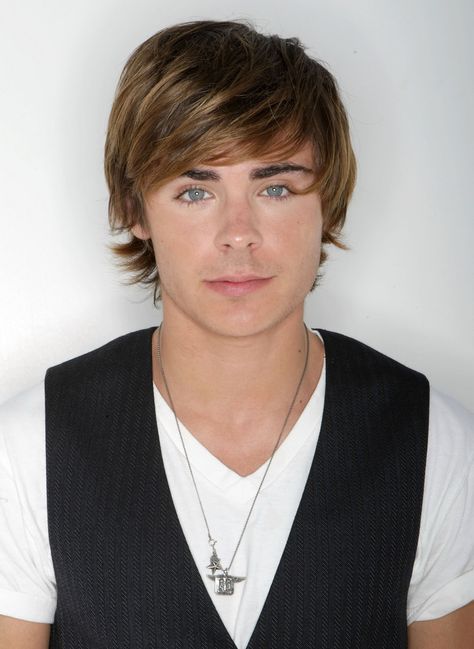 Zac Efron when he was in HSM Zac Efron Long Hair, Zac Efron Hair, Was Sind Curtain Bangs, Sind Curtain Bangs, Zac Efron And Vanessa, Boys Haircut Styles, Hair Cuts 2017, Troy Bolton, Ceramide Capsules